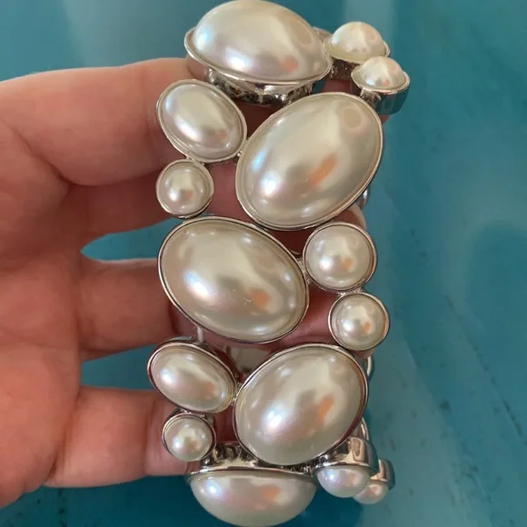 Banana Republic stunning pearl and silver stretch elastic cuff bracelet. - Picture 2 of 7